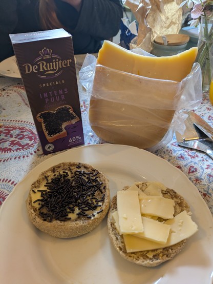 Hagelslag én oude kaas (op een English Muffin, natch)