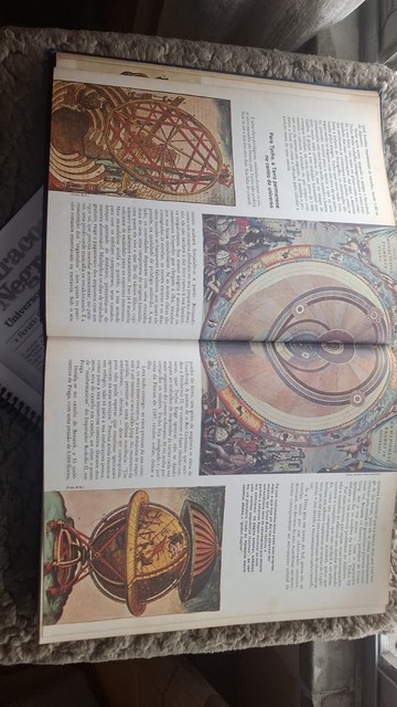 Página aberta do livro mostrando fotos de astrolábios e modelos astronômicos medievais e algum texto. A parte do texto em letras maiores explica que na visão de Tycho Brahe a Terra permanecia no centro do universo.