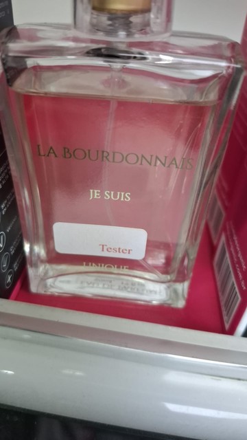 Um tester do perfume "La Bourdonnais". Embaixo vemos as palavras em francês "JE SUIS" que, numa olhada rápida, parecem dizer JESUS rs.