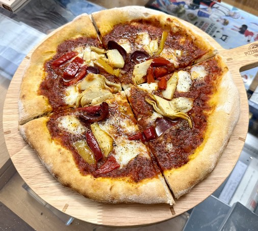 Pizza with roasted bell peppers, artichoke and smoked duck magret