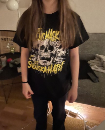 Min dotter med en bandtröja från Ett dödens maskineri