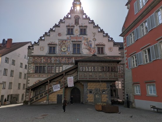 Foto vom Alten Rathaus in Lindau. An der Außentreppe zwei beschriftete Laken.

"Friede Freiheit Feminismus"
und
"Ohne Frauen steht alles still"