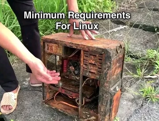 Photo of an old computer as the minimum requirement to run Linux