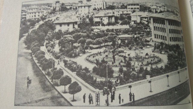 Ankara'daki Kızılay meydanına adını veren kızılay binasının ilk hali. Büyükçe bir bahçe içinde kızılay binası. Bahçe yeşillendirilmiş ve ağaçlar var.