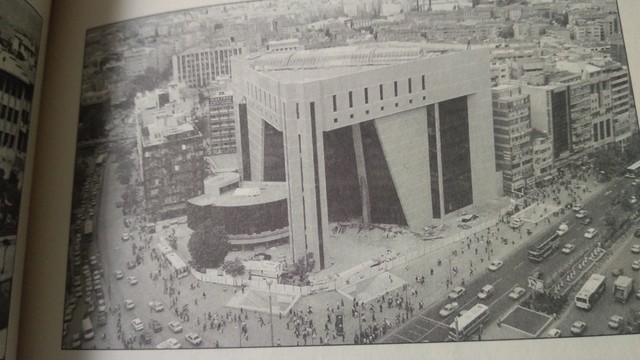 Aynı yere kocaman bir bina yapılmış ve önündeki parkın hepsi yokedilmiş