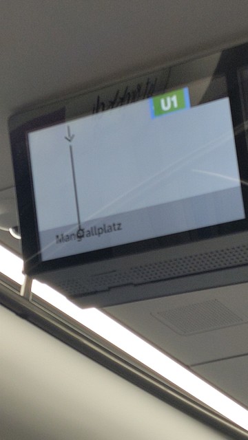 Foto vom fehlerhaft gerenderten Fahrgastinformationssystem eines C2 in München.