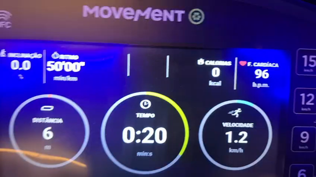 Vídeo curto com a balança em funcionamento, após 20 segundos ligada. O sensor de batimentos cardíacos mostra valores malucos, pulando freneticamente de 45 a 225 rs.