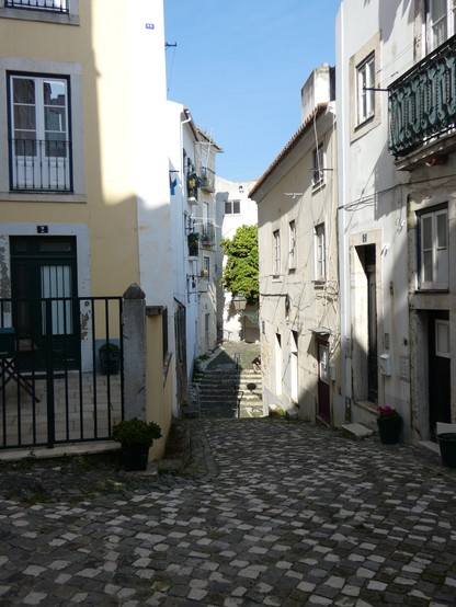 Se ve una calle estrecha del barrio lisboeta de Alfama 