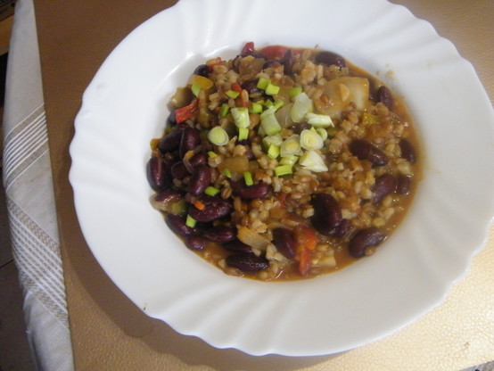 Ein weisser Teller mit dem oben beschrieben Gericht, der Kidneybohnen-Paprika Pfanne. 