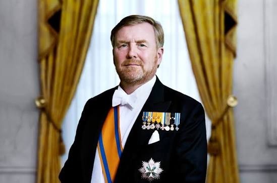 ZM Willem-Alexander Claus George Ferdinand, koning der Nederlanden, Prins van Oranje-Nassau, jonkheer van Amsberg (OA)

(Koning der Nederlanden
    Markies van Veere en Vlissingen
    Graaf van Katzenelnbogen, Vianden, Diez, Spiegelberg, Buren, Leerdam en Culemborg
    Burggraaf van Antwerpen
    Baron van Breda, Diest, Beilstein, de stad Grave, het Land van Cuijk, IJsselstein, Cranendonck, Eindhoven, Liesveld, Herstal, Waasten, Arlay en Nozeroy
    Vrijheer van Ameland
    Heer van Borculo, Br…