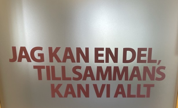 Foto på ett fönster med texten
Jag kan en del, tillsammans kan vi allt