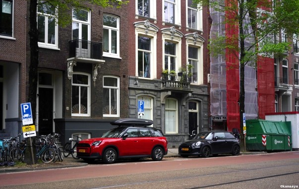 Amsterdam – Sarphatistraat - elektrische auto's // coches eléctricos // electric cars