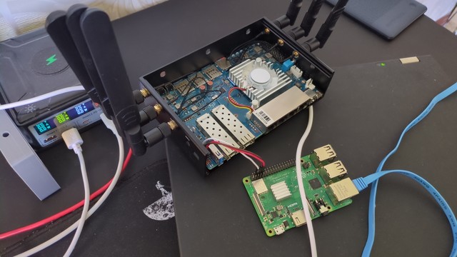 An Raspberry Pi connecting to a BananaPi Router using UART. 