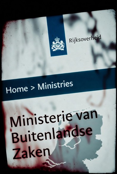 a screenshot of the website for the Ministerie van Buitenlandse Zaken with a creepy spooky filter over it, and also a Dutch Angle for good measure