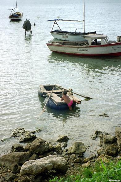 Cuba - Baracoa – Bahía de Mata - balsero jóven
