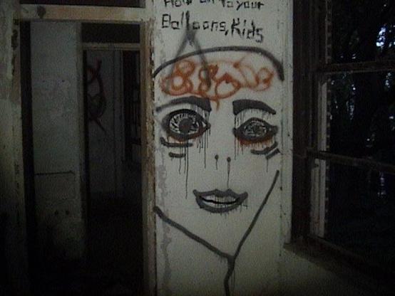 brain face graffiti on pillar
