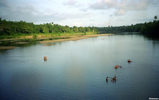 Cuba - Baracoa – bañarse en el Río Miel durante la hora dorada 