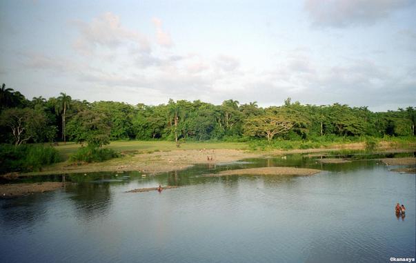 Cuba - Baracoa – bañarse en el Río Miel durante la hora dorada