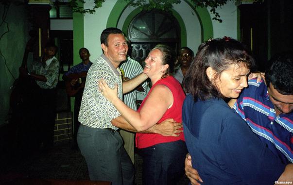 Cuba – salsadansen in Baracoa // bailar la salsa en Baracoa // salsa dancing in Baracoa