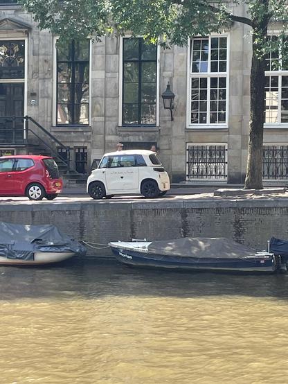 En bild på en ful version av en moppebil. Bilden är tagen i Amsterdam