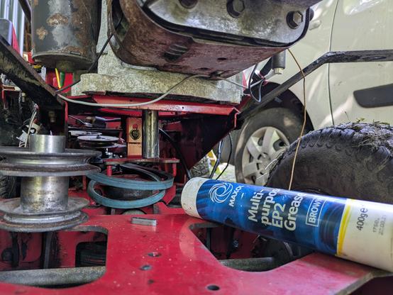 Lawn mower engine shaft, some grease, a key, a pulley, and the remaining mise-en-scène you'd expect in such a situation