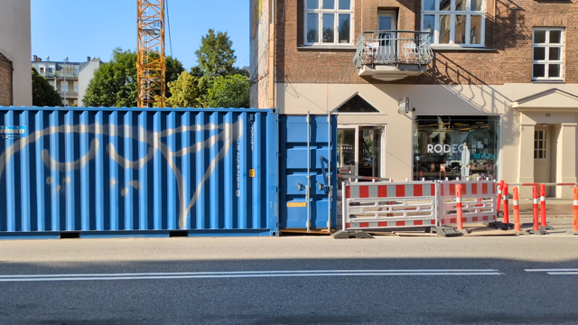 en kort video fra Gl. Kongevej i København. Man ser en blå 30 fods container placeret på cykelstien, cyklister kører ind i den.
.
.
.
Det man ikke ser: containeren er også åben i den anden ende.