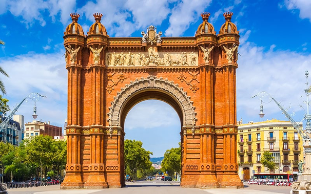 Se ve el arco del triunfo de Barcelona. Un gran arco de ladrillo rojo y piedra de estilo neomudejar construido en 1888 para la Exposición universal celebrada en la ciudad