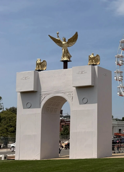 El desastroso arco del triunfo que han levantado en Washington que no es más que un andamio cubierto de tela blanca con unos pomposos cacharros dorados encima