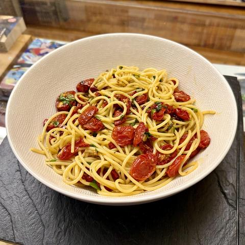 Then you cook spaghetti, add olive oil and minced basil, the tomatoes, some red chili pepper fried in olive oil, black pepper, and some grated Parmesan. This is what you get.