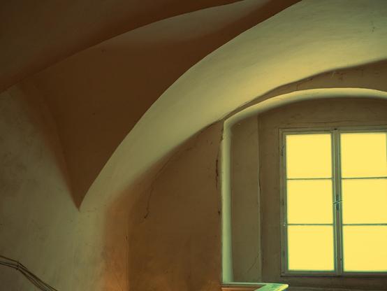 Innenraum-Ansicht: ein Fenster in einem alten Zimmer mit Deckengewölbe