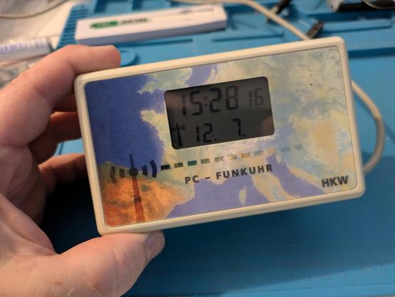 vintage (wk42/2000) serial HKW PC-Funkuhr showing the correct time and date for Ireland