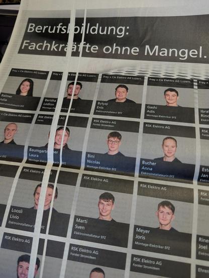 Ein Foto eines Posters oder einer Informationstafel zeigt ein Raster aus Porträtfotos einzelner Personen. Am oberen Rand steht in großer, fettgedruckter Schrift: „Berufsbildung: Fachkräfte ohne Mangel.“ Jede Karte im Raster enthält ein Porträtfoto, einen Namen, eine Berufsbezeichnung wie „Elektroinstallateur EFZ“ oder „Montage-Elektriker EFZ“ sowie Firmennamen wie „Frey + Cie Elektro AG Luzern“ oder „RSK Elektro AG“. Zu den sichtbaren Personen gehören Julia Balmer, Ledion Berisha, Enis Bytyqi, …