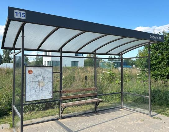 Duburio stotelė Vilniuje. Aplink matosi daug žolumos. Už kelių metrų už stotelės matosi didelis Sosnovskio barštis – pavojingas žmonėms augalas.