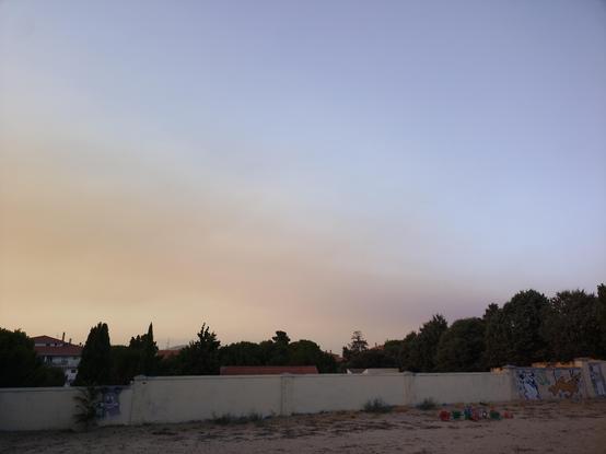 Se ve el cielo visto desde Collado Villalba. Se aprecia la diferencia entre el cielo despejado azul con el humo marrón que oculta las montañas