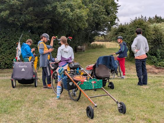 Cirkus Wolke- eller i hvert fald en del af det- på vej videre. De står på vores græsplane med deres cykler og anhængere og gør klar til næste etappe.