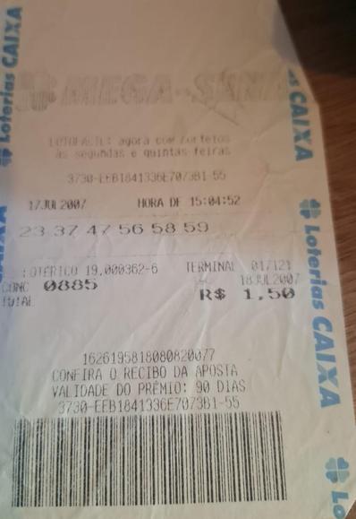 Fornecido por @altbot, gerado localmente e de forma privada usando Gemma4:26b e revisado e editado pelo autor do toot.

Uma foto de um comprovante impresso da Mega-Sena com logotipos das Loterias CAIXA nas bordas. O texto central apresenta "MEGA-SENA" e uma explicação de que a "LOTOFACIL" agora tem sorteios às segundas e quintas-feiras". Abaixo, constam os números selecionados "23 37 47 56 58 59", a data "17 JUL 2007" e o horário "15:04:52". O registro detalha "LOTÉRICO 19,000362-6 TERMINAL 0 0…