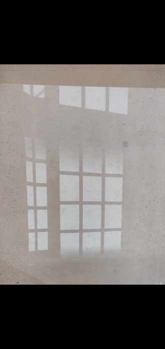 Ein Fenster projiziert auf Sichtbeton