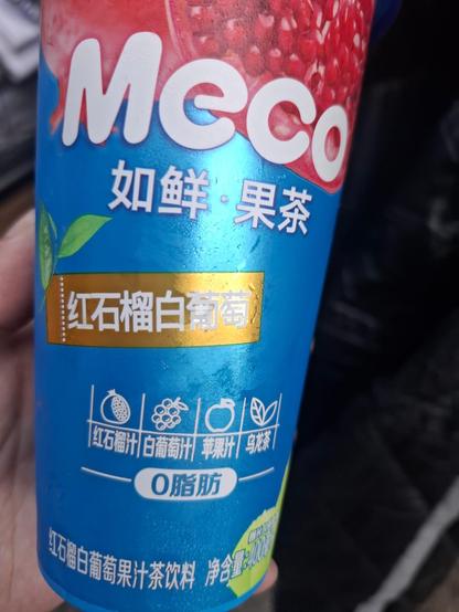Fornecido por @altbot, gerado localmente e de forma privada usando Gemma4:26b e posteriormente revisado pelo autor do toot.
Uma fotografia em close de uma lata azul da bebida Meco. O topo apresenta o logotipo "Meco" em letras brancas com contorno rosa sobre um fundo vermelho texturizado. Abaixo, lê-se "如鲜 · 果茶" e, dentro de uma moldura dourada, "红石榴白葡萄". A parte inferior exibe ícones de frutas e chá seguidos pelo texto "| 红石榴汁 | 白葡萄汁 | 苹果汁 | 乌龙茶 |" e a inscriç inscrição…