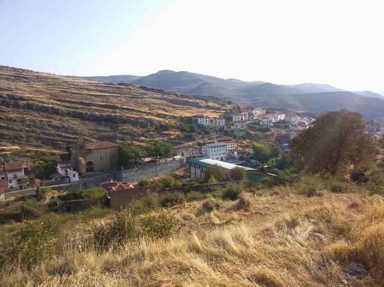 Se ve el pueblo de Munilla. Un pueblo poco habitado construído en la ladera de un profundo valle.