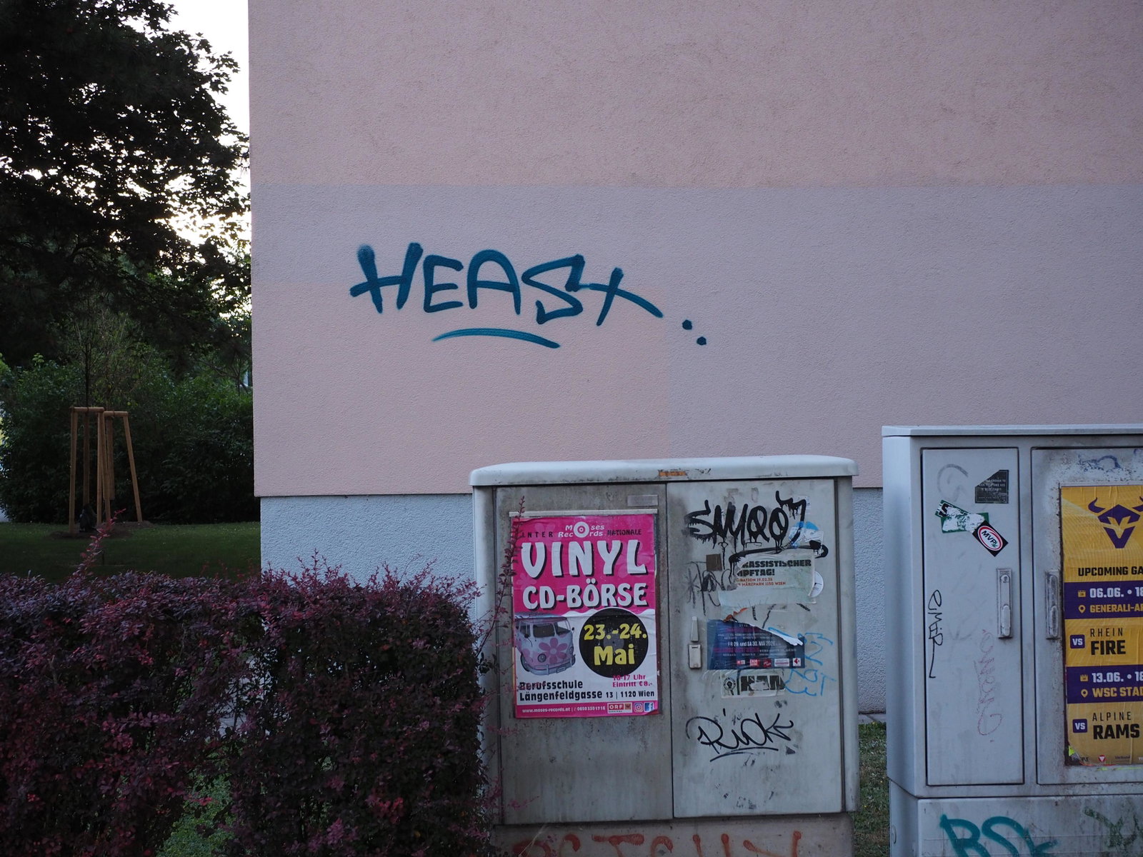 Ein Wort ist an eine Hauswand gesprüht "heast .." . Das ist Wienerisch, kommt vom Wort "(du) hörst" und ist ein Ausdruck für Empörung. Ich bin verleitet noch das Wort "Oida" hinzuzufügen ;-)
