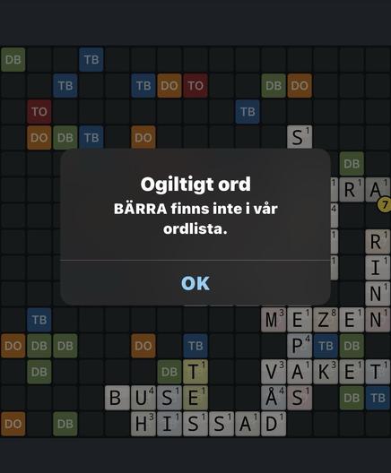 En skärmbild från en mobiltelefon som visar spelplanen för ett spel som heter Wordfeud där två spelare fyller en spelplan med ord likt alfapet. På bilden har jag testat ordet BÄRRA och det står 'ogiltigt ord, BÄRRA finns inte i vår ordlista'