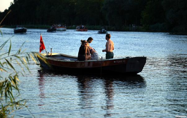 Amsterdam – Ouderkerkerdijk - barca en el río Amstel durante el eclipse solar // bootje op de Amstel tijdens de zonsverduistering // boating on the Amstel during the solar eclipse