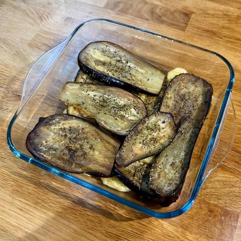 Second stage: roasted eggplant slices over the potatoes