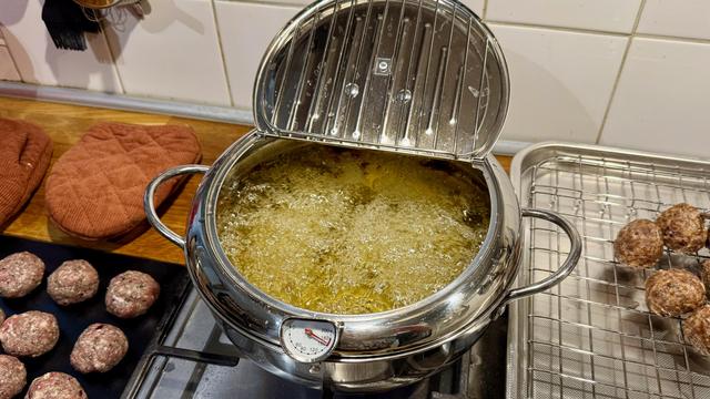 Frying the meatballs. The frying pan has a grid under the foldable cover, to put tempura & al when they're done. A bit too small for the meatballs though
