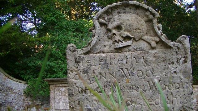 grave with scull and cross bones memento mori
i use underscores for the unreadable weathered parts:
"Here lieth ___
of Anne Woodin
___ Mary Woodin
who departed this
life may ___ aged ___
       1700" 