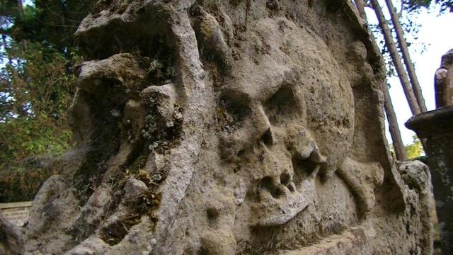 grave with just the scull and cross bones close up