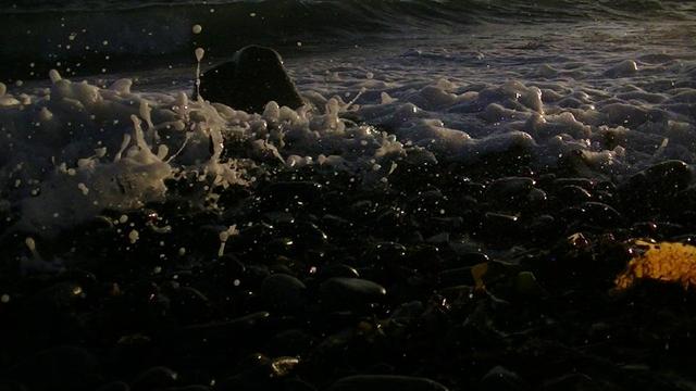 waves splashing on a pebble beach just after sunrise. the sunlight is from the right, reflecting on the pebbles and illuminating seaweed on the right of frame.
might toot another one later. i like these snaps.