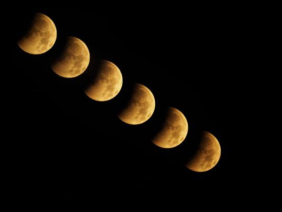 6 Mond-Scheibchen in einer Reihe, Vollmond von links oben nach rechts unten diagonal durch das Bild, bei jedem Bild ist die Verfinsterung etwas größer. 