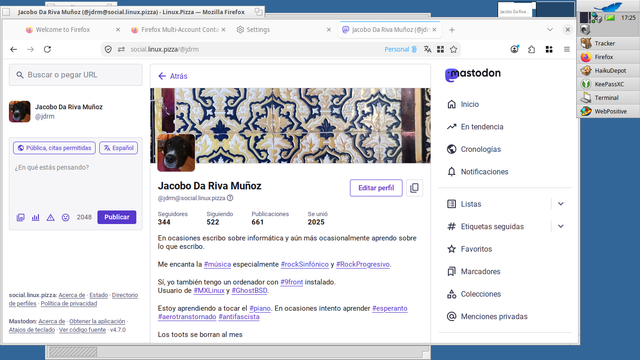 Se ve una captura de pantalla del sistema operativo Haiku con el navegador Firefox en primer plano mostando mi cuenta de perfil del Fediverso. En la lista de aplicaciones abierta se ve que estan abiertas KeePassXC, el terminal, el HaikuDepot y WebPositive, pero esta última ha dado un pete que no se ve y realmente no está abierta.