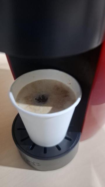 Um copo de café preto.
